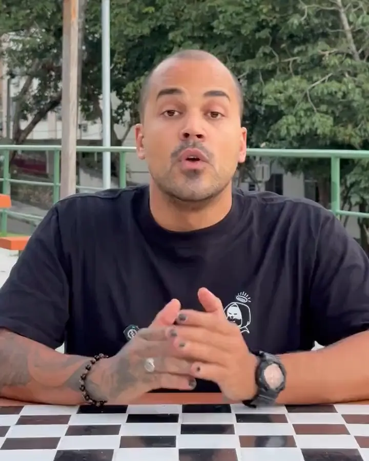 Thiago Dam falando para a câmera numa mesa de xadrez