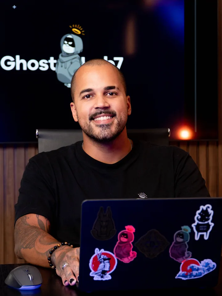 Thiago Dam sorrindo na mesa de trabalho da Ghost Lab7